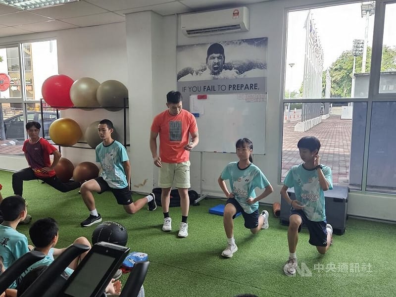 台灣新北市安溪國中與新北高工羽球隊赴馬來西亞交流，在馬來西亞國家羽球訓練中心體驗肌力訓練，在教練指導下學習下肢與核心訓練動作。中央社記者黃自強吉隆坡攝　115年7月30日&nbsp;&nbsp;&nbsp;