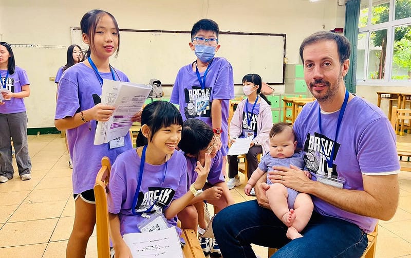 英語音樂營讓學生有機會與來自不同文化背景的志工交流，更透過真實的英語環境，提升國際理解能力與世界公民素養。&nbsp;&nbsp;&nbsp;圖：高雄市教育局／提供