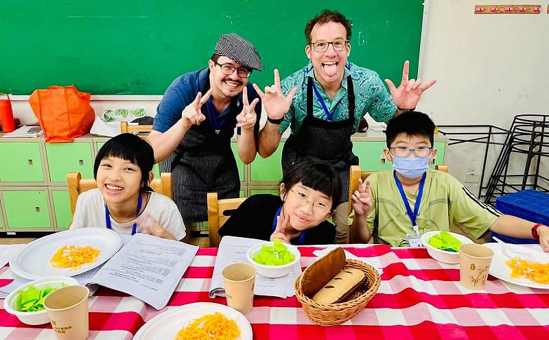 營隊依學生程度規劃，採沉浸式互動教學，讓學生在自然的情境中運用英語，提升聽、說、合作與表達能力。&nbsp;&nbsp;&nbsp;圖：高雄市教育局／提供