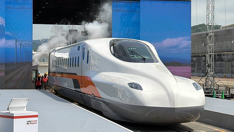 台灣高鐵新世代列車N700ST於日本山口縣日立製作所正式出廠亮相，新車延續日本新幹線技術，預計明年7月1日投入台灣高鐵營運，提升整體運能與旅運服務品質。&nbsp;&nbsp;&nbsp;圖：駐日代表處提供