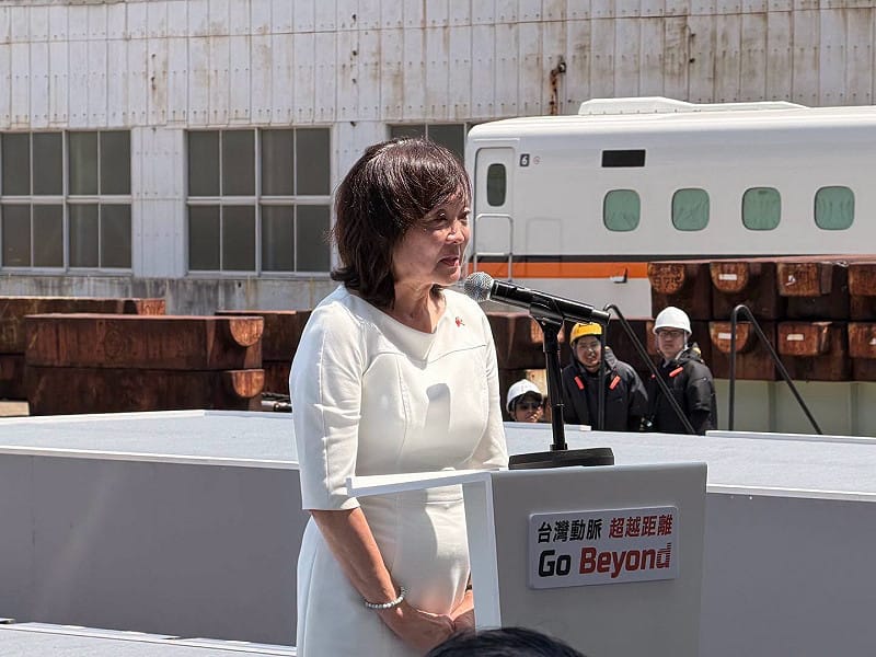  前日本首相安倍晉三夫人安倍昭惠出席台灣高鐵N700ST新世代列車出廠典禮並致詞，表示台灣就像家人一般親近，期待新車投入營運後能再次訪台搭乘體驗。 圖：駐日代表處提供 