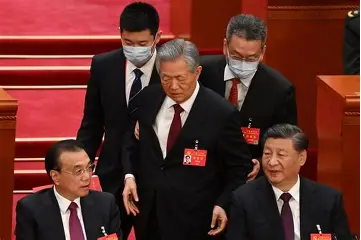 胡錦濤在中共二十大閉幕會上公然被架走。( 資料照片 ) 圖:翻攝自 @fang_danie121 X 帳號 胡錦濤在中共二十大閉幕會上公然被架走。( 資料照片 ) 圖:翻攝自 @fang_danie121 X 帳號