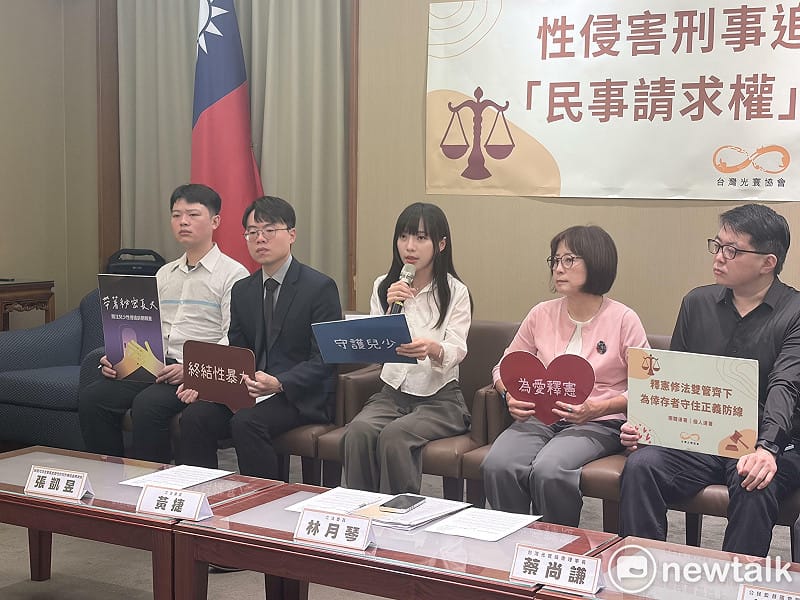 民進黨立委林月琴（右二）與黃捷（中）。&nbsp;&nbsp;&nbsp;圖：李宣萱/攝