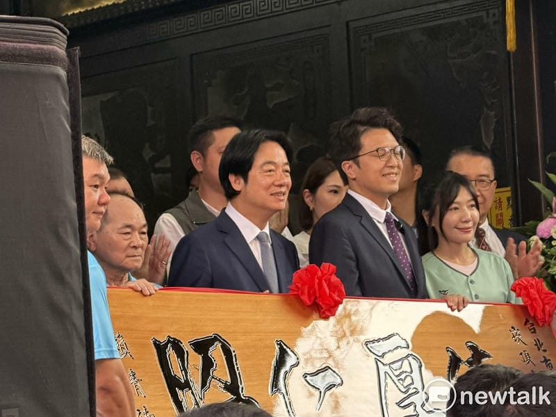  總統賴清德參香，沈伯洋等人陪同。 圖：高逸帆／攝 