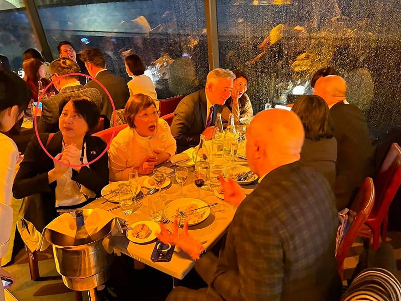 李正皓爆料整個韓國瑜率團參訪英法旅程邱慧洳都在徐佳青旁邊。&nbsp;&nbsp;&nbsp;圖：翻攝李正皓臉書