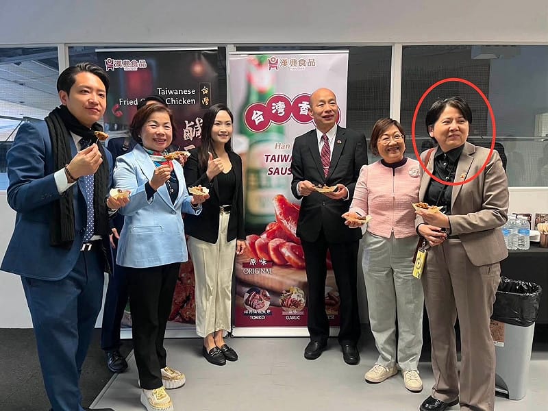 李正皓爆料整個韓國瑜率團參訪英法旅程邱慧洳都在徐佳青旁邊。&nbsp;&nbsp;&nbsp;圖：翻攝李正皓臉書