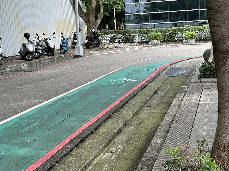 黃守達指出，市府周邊府會園道等多處自行車道仍採用綠色鋪面，容易造成民眾誤判並引發人車衝突。&nbsp;&nbsp;&nbsp;圖：台中市議員黃守達/提供