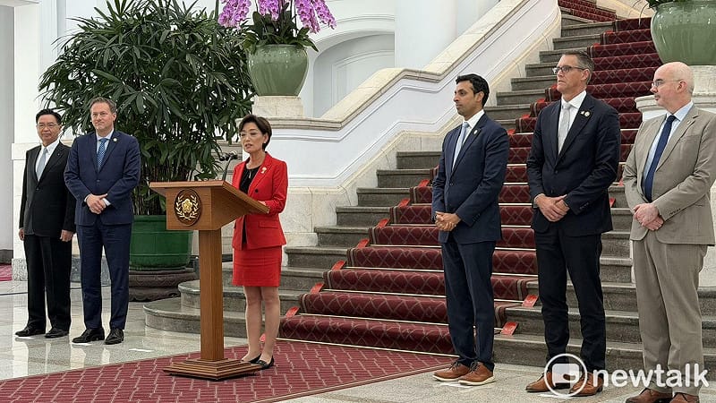 金映玉率領聯邦眾議員蘇柏曼楊(Suhas Subramanyam, D-VA)、克勞德(Michael Cloud, R-TX)及芬斯特拉(Randy Feenstra, R-IA)在總統府敞廳發表談話。 圖:高逸帆/攝 金映玉率領聯邦眾議員蘇柏曼楊(Suhas Subramanyam, D-VA)、克勞德(Michael Cloud, R-TX)及芬斯特拉(Randy Feenstra, R-IA)在總統府敞廳發表談話。 圖:高逸帆/攝