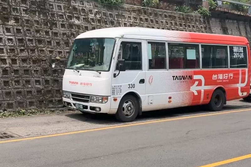 張姓男子31日凌晨疑吸毒後闖入基隆市公車處太白莊分站，欲竊取公車零錢箱未果，竟直接開走站內一輛中型公車（圖），警方獲報調閱監視器發動攔截，幸未造成其它事故。（讀者提供）中央社記者王朝鈺攝 115年7月31日&nbsp;&nbsp;&nbsp;