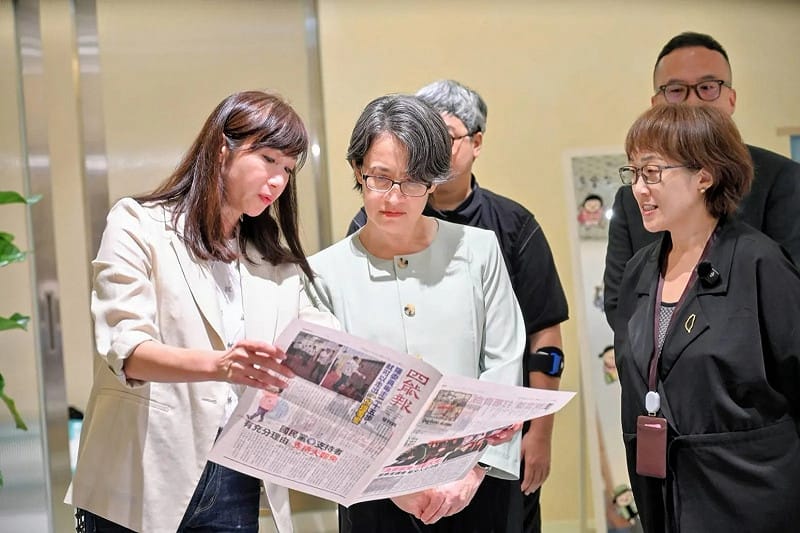 蕭美琴（中）在看展覽罷免文宣，許淑華（左一）在旁解說。&nbsp;&nbsp;&nbsp;圖：「給台灣的情書」提供