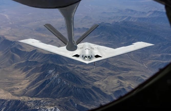 美軍B-2隱形轟炸機進行空中加油。&nbsp;&nbsp;&nbsp;圖 : 翻攝自零度Military