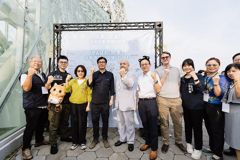 台日大港水果祭特別設置「應援熊本攤位」，陳其邁(左四)與片山和之(左五)、康裕成(左三)、史崇理(右四)等人前往留言，一起為熊本應援。&nbsp;&nbsp;&nbsp;圖：高雄市行國處／提供