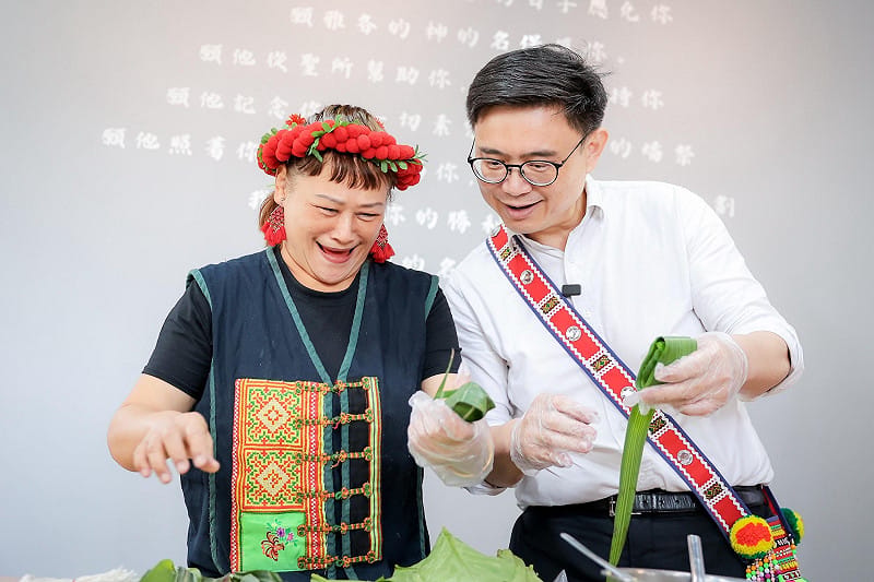 賴瑞隆(右)在族人指導下製作排灣族傳統美食。&nbsp;&nbsp;&nbsp;圖：賴瑞隆辦公室／提供