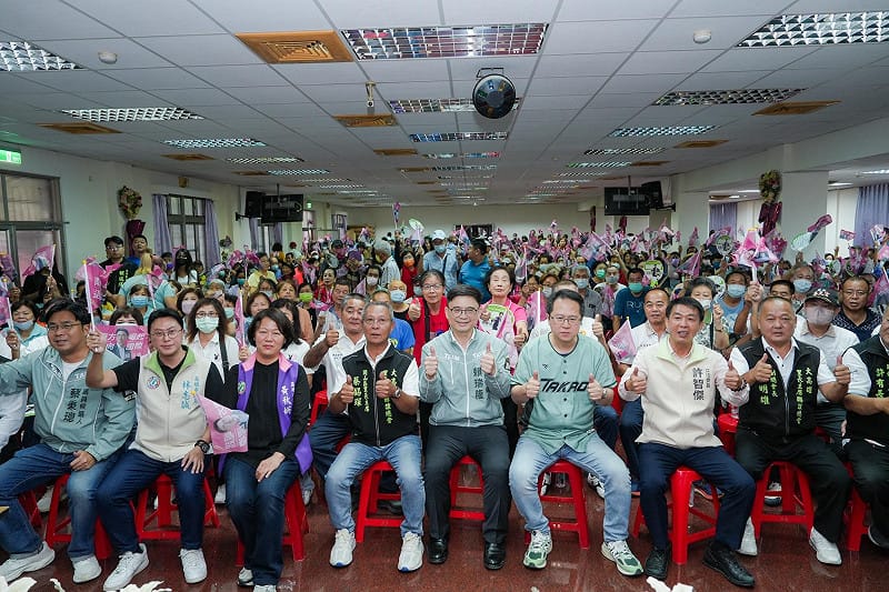 賴瑞隆(前排中)成立岡山區里長後援會，近九成當地里長站出來力挺。&nbsp;&nbsp;&nbsp;圖：賴瑞隆辦公室／提供