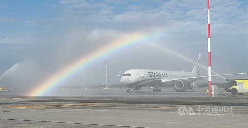 星宇航空開啟「台北—布拉格」直飛航線，首航班機1日飛抵布拉格，緩緩滑入哈維爾機場停機坪，穿越兩輛消防車噴灑形成的水門禮，水霧映照出一道彩虹。中央社記者劉郁葶布拉格攝 115年8月1日&nbsp;&nbsp;&nbsp;圖：中央社提供