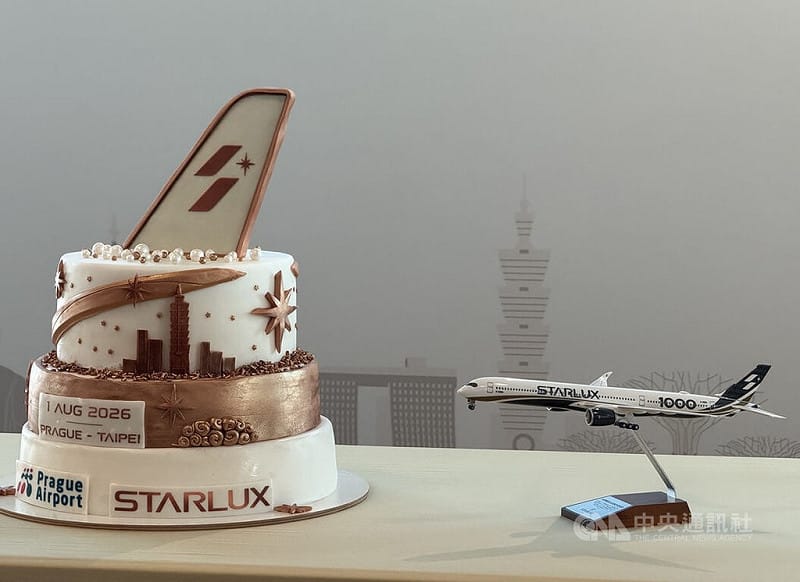 星宇航空1日在布拉格哈維爾機場（Václav Havel Airport Prague）舉行台北—布拉格直飛的首航典禮。現場展示星宇航空飛機模型，以及首航紀念蛋糕。中央社記者劉郁葶布拉格攝 115年8月1日&nbsp;&nbsp;&nbsp;
