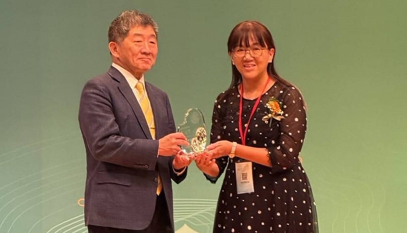 服務於家防中心逾18年的吳汶芳(右)獲頒策略二績優督導。&nbsp;&nbsp;&nbsp;圖：高雄市社會局／提供
