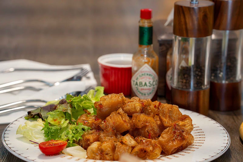 吳奎均特金牌名菜「酥脆油條裹手打蝦漿佐自製泰式酸辣醬」，酥脆口感不僅美味，更展現精湛廚藝與創新巧思。&nbsp;&nbsp;&nbsp;圖：高雄市青年局／提供