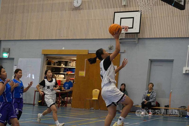 台中市東興國小女籃隊在芬蘭Delfin Basket國際籃球錦標賽預賽對陣Katz Basket Purple，東興小將（右）快攻上籃得分，該場比賽最終以84比5大勝對手。中央社記者巫祈麟坦培里攝　115年8月2日&nbsp;&nbsp;&nbsp;