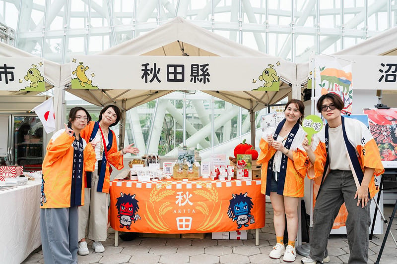百攤台日水果、美食及品牌市集從白天一路熱鬧至晚間。&nbsp;&nbsp;&nbsp;圖：高雄市行國處／提供