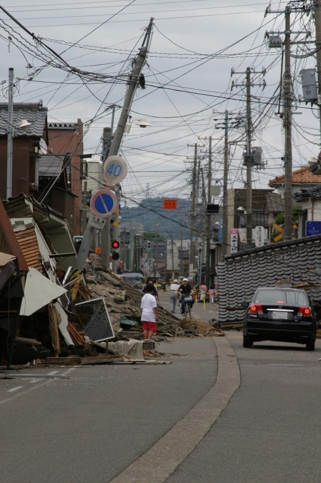  強震重創熊本全縣，當地政府更表示一名 70 多歲女性因躲在車內避難，疑似高溫中暑身亡，成為本次地震的首例「災害關聯死」。 圖：翻攝自 Ｘ @JPNHistoria 
