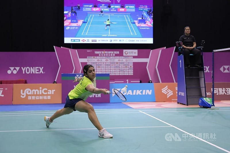 印度小將夏爾馬（Tanvi Sharma）（左）2日在台北羽球公開賽女單決賽獲勝，成為賽史上最年輕的冠軍得主。中央社記者翁睿坤攝　115年8月2日&nbsp;&nbsp;&nbsp;
