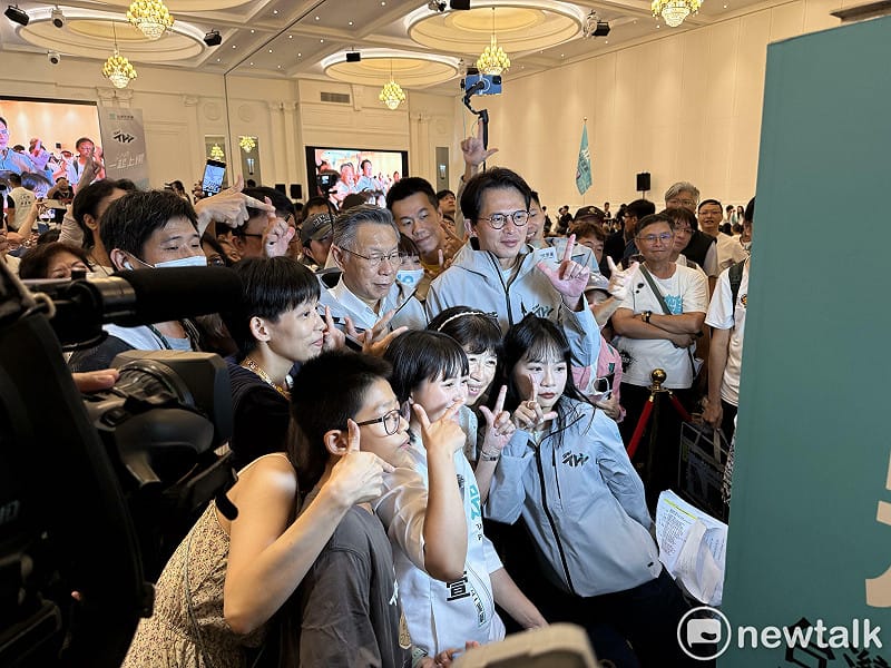 民眾黨創黨主席柯文哲、黨主席黃國昌、柯文哲妻子陳佩琪等人一起拍拍貼機。&nbsp;&nbsp;&nbsp;圖：周煊惠 ／ 攝