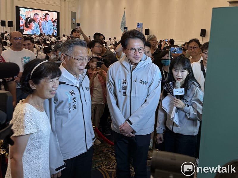 民眾黨創黨主席柯文哲、黨主席黃國昌、柯文哲妻子陳佩琪等人一起拍拍貼機。&nbsp;&nbsp;&nbsp;圖：周煊惠 ／ 攝