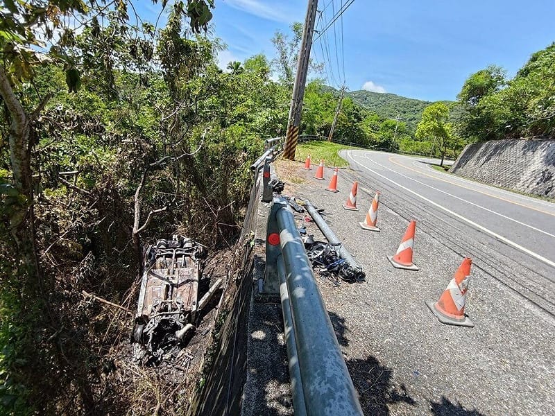 台11線壽豐鄉水璉村路段南下車道1日發生自小客車疑似自撞護欄，翻落邊坡車禍，造成1死1傷。花蓮縣警察局吉安分局2日派員前往車禍現場蒐證，釐清確切肇因。（民眾提供）中央社記者李先鳳傳真　115年8月2日&nbsp;&nbsp;&nbsp;
