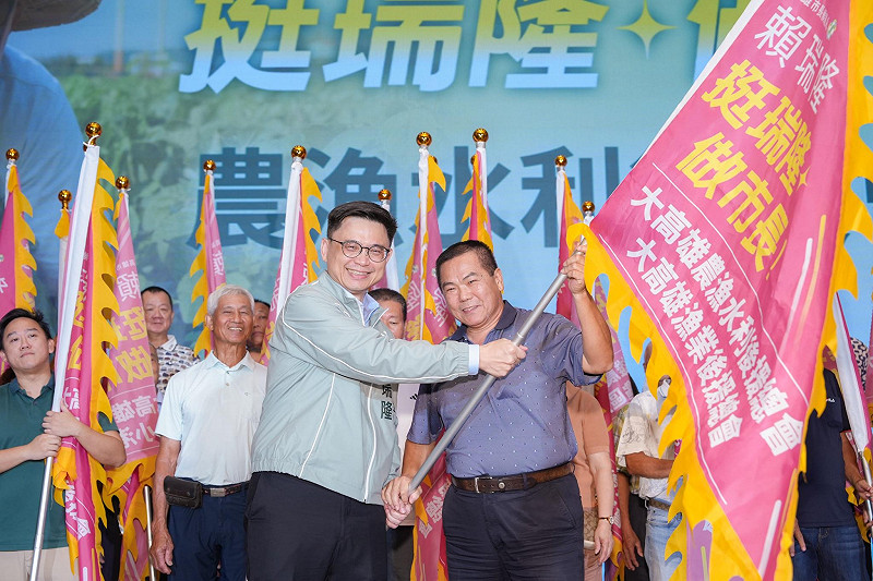 賴瑞隆(前排左)授旗給漁業後援總會總會長楊景富(前排右)。&nbsp;&nbsp;&nbsp;圖：賴瑞隆辦公室／提供