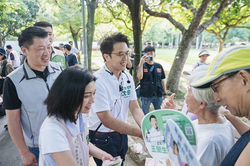  沈伯洋至大安森林公園跟民眾互動。 圖：沈伯洋辦公室提供 