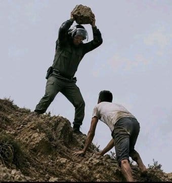 雖然多數移民已經離開休達，準備返回摩洛哥，但駐守在邊境地區的摩洛哥邊防部隊卻向民眾投擲石塊，試圖阻止移民群體返回摩洛哥。&nbsp;&nbsp;&nbsp;圖：翻攝自 @BabakTaghvaee1 X 帳號