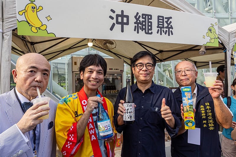 高雄市長陳其邁出席「台日大港水果祭」開幕式，邀請市民品嚐台日鮮果，並前往熊本應援攤位為受影響民眾加油打氣，展現台日深厚情誼。&nbsp;&nbsp;&nbsp;圖：高市府提供