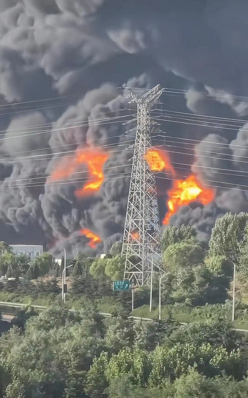 青島倉庫大火引發大面積燃燒，就連遠在數公里外的地區皆能清楚可見濃濃黑煙。&nbsp;&nbsp;&nbsp;圖:翻攝自百度