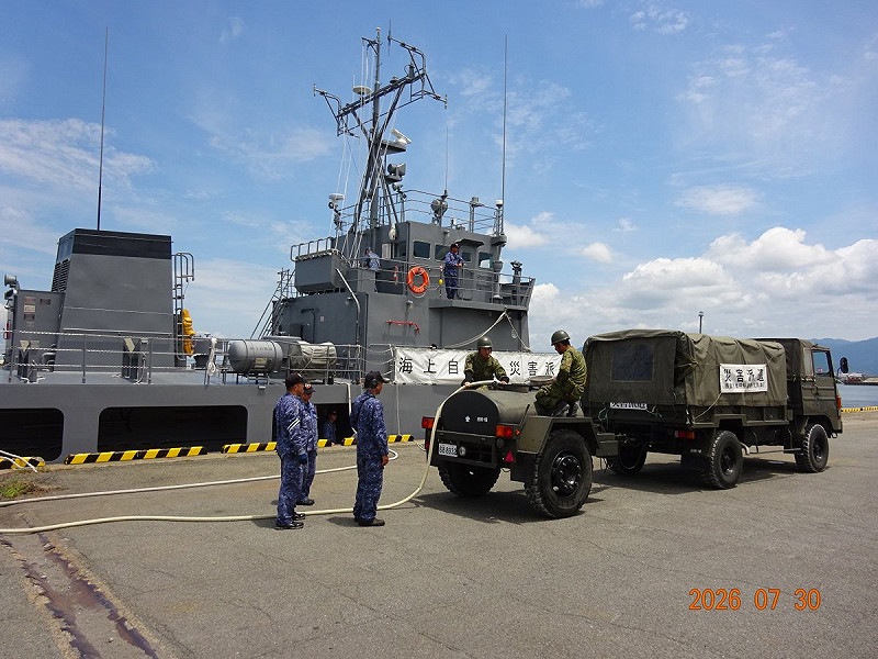  熊本地震後，日本海上、陸上自衛隊合作，運送清水供災民使用。 圖：翻攝「X」@ModJapan_saigai 