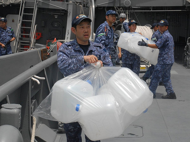 熊本地震後，日本海上自衛隊運送清水供災民使用。因災害損毀家園，恐無儲水設備，自衛隊細心準備領取桶。&nbsp;&nbsp;&nbsp;圖：翻攝「X」@ModJapan_saigai