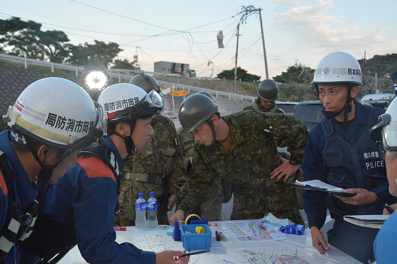  熊本地震後，第一時間陸上自衛隊應熊本縣知事請求派出救援隊伍與警消合力救援。 圖：翻攝「X」@ModJapan_saigai 