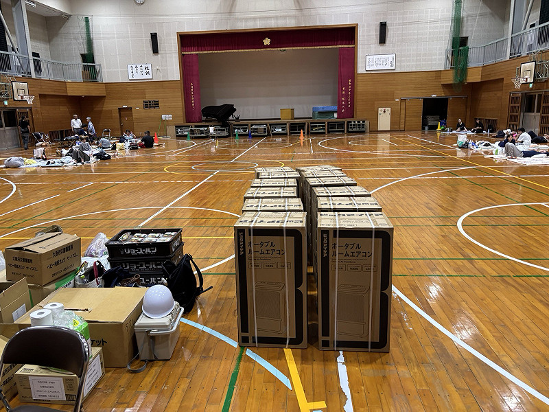  熊本地震後，因部份避難所使用學校體育館，但缺乏空調設備而可能導致熱中暑二度傷害，所以災害援助物資中，包括移動式冷氣。 圖：翻攝「X」@ModJapan_saigai 