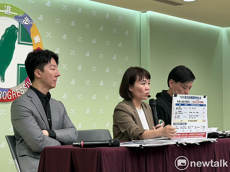 洪健益（右一）、簡舒培（中）、吳崢（左一）痛批蔣萬安態度消極。 圖：高逸帆／攝 