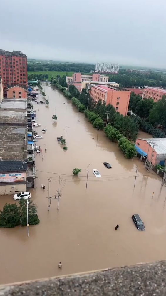 哈爾濱延壽縣遭遇強降雨肆虐,街道陷入一片汪洋。 圖:翻攝自 X @whyyoutouzhele 哈爾濱延壽縣遭遇強降雨肆虐,街道陷入一片汪洋。 圖:翻攝自 X @whyyoutouzhele