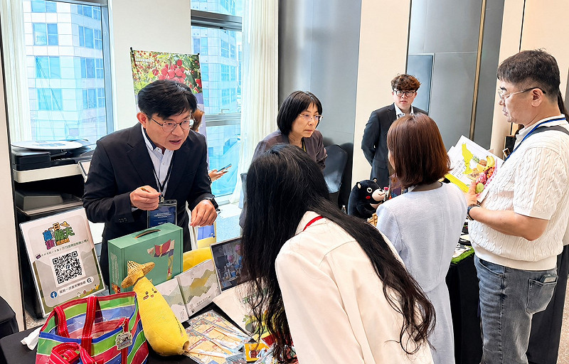 高市府於首爾舉辦「高雄觀光推廣會」，農業局設置高雄農村旅遊展區，向韓國旅遊業者介紹特色遊程、農特產品及農村體驗內容，現場交流熱絡。&nbsp;&nbsp;&nbsp;圖：高雄市農業局／提供
