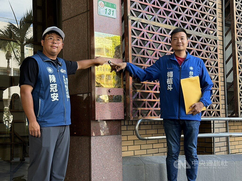 中國國民黨籍台北巿議員楊植斗（右）、台北市議員參選人陳冠安（左）認為台南市長黃偉哲等涉人工智慧（AI）深偽台北市長蔣萬安聲音，3日到台灣台北地方檢察署告發。中央社記者劉世怡攝　115年8月3日&nbsp;&nbsp;&nbsp;