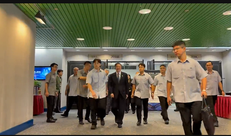 針對媒體場邊喊話「國民黨指稱台糖沒有通報，台南市府沒有按照地方治條例對台糖開罰，有怠忽職守嗎？」卓榮泰僅簡短回應，「部長已經說得很清楚了，台糖該通報的時候就有通報」。&nbsp;&nbsp;&nbsp;圖：翻攝畫面