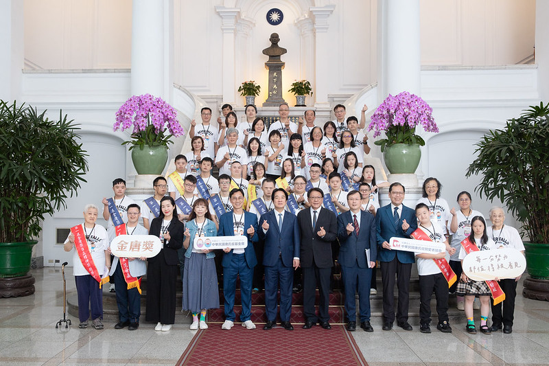  賴清德接見第一屆「金唐獎」得獎者及入圍者。 圖：總統府提供 