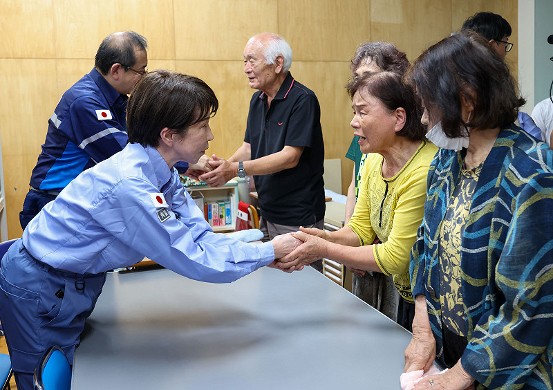 日本首相高市早苗3日首次進入熊本地震災區，並前往災區聽取災民意見。&nbsp;&nbsp;&nbsp;圖：翻攝「X」@PressSec_JP