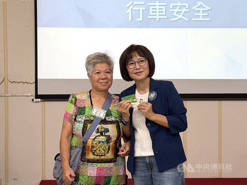 立法院交通委員會代理召委林月琴（右）3日邀集交通部公路局新竹區監理所、苗栗縣政府衛生局等單位，前往苗栗監理站實地了解高齡換照服務辦理情形，與完成換照長者合影。中央社記者管瑞平攝　115年8月3日&nbsp;&nbsp;&nbsp;