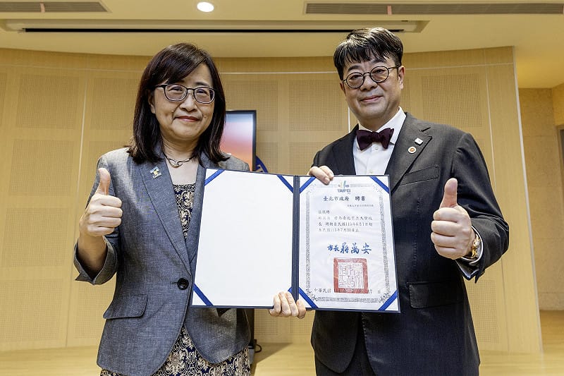 台北市立大學3日舉行校長續任布達，副市長林奕華（左）擔任監誓人，與校長邱英浩（右）合影。&nbsp;&nbsp;&nbsp;圖：台北市立大學提供