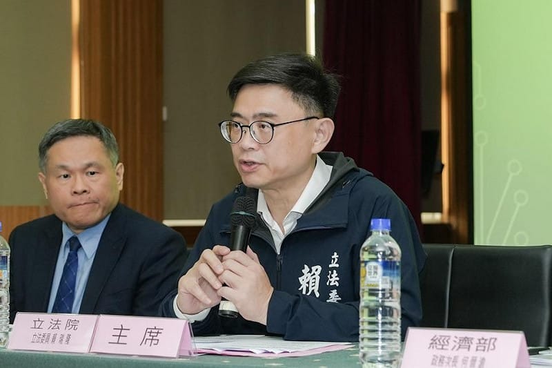 Image 8: 賴瑞隆(右)強調，「拚產業，更要顧勞工」，未來將整合政府、企業及勞工力量，推動基礎產業高值化，讓石化等產業能永續發展，守住高雄產業根基與勞工家庭。&nbsp;&nbsp;&nbsp;圖：賴瑞隆辦公室／提供