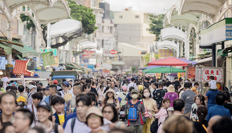 旗津老街中午起人潮不斷，帶動整體觀光消費。&nbsp;&nbsp;&nbsp;圖：高雄市觀光局／提供