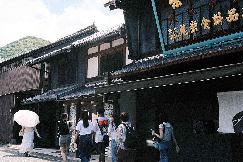  特派員走讀「卯建之町」歷史街區，實地考察百年町屋商店經營與空間活化再生案例。&nbsp;&nbsp;&nbsp;圖：高雄市青年局／提供